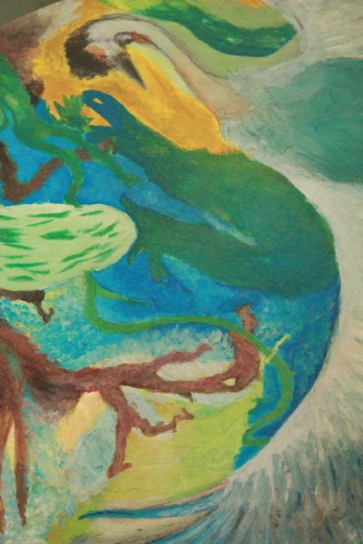 Détail de peinture abstraite avec oiseau bleu vert et formes végétales dans un paysage onirique aux tons ocre et turquoise