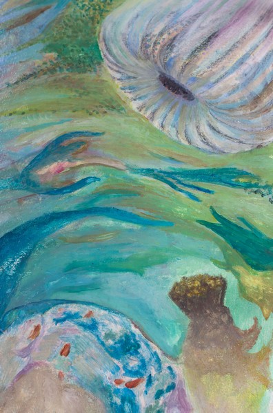 Détail de table en bois peinte à la main aux nuances bleu vert avec formes abstraites et ambiance organique