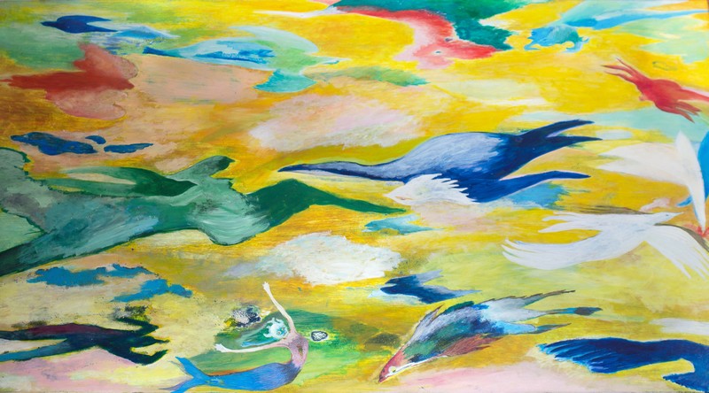  Table en bois peinte à la main aux tons jaunes avec oiseaux et formes abstraites dans une ambiance onirique 